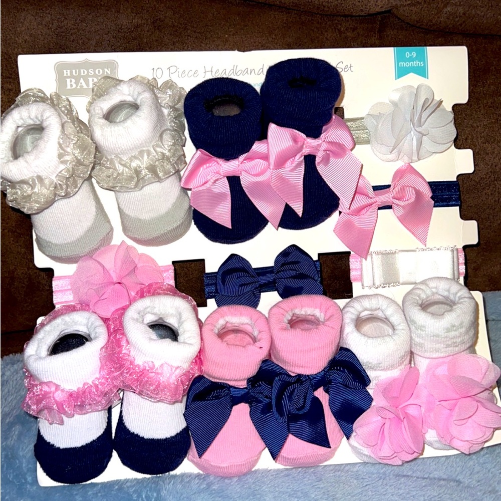 Baby socks and bow set.